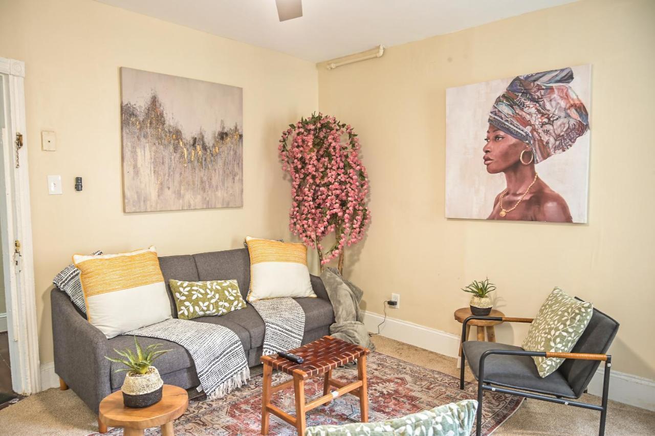 Chic 4br Dwelling With Backyard In * Philadelphia