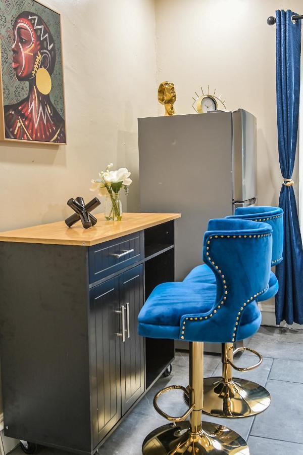 Apartment Chic 4br Dwelling With Backyard In *