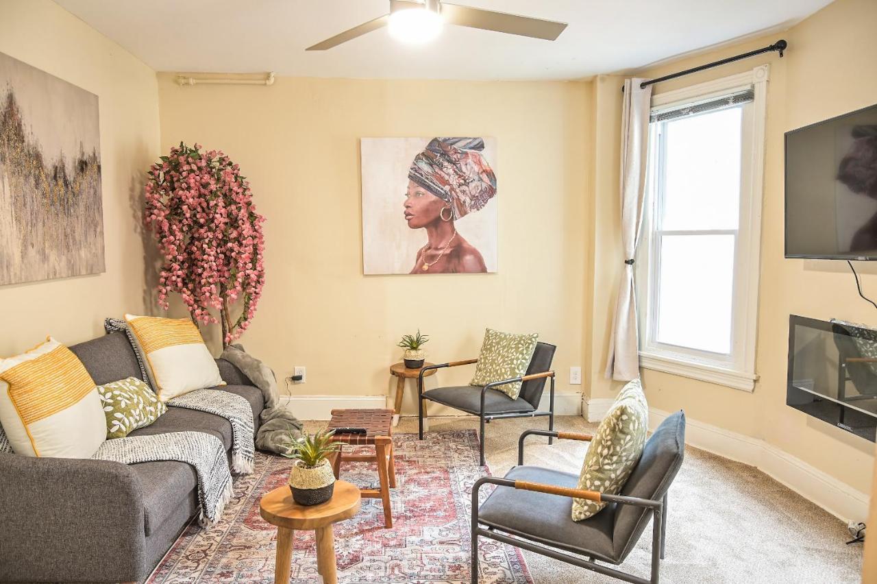 Chic 4br Dwelling With Backyard In *