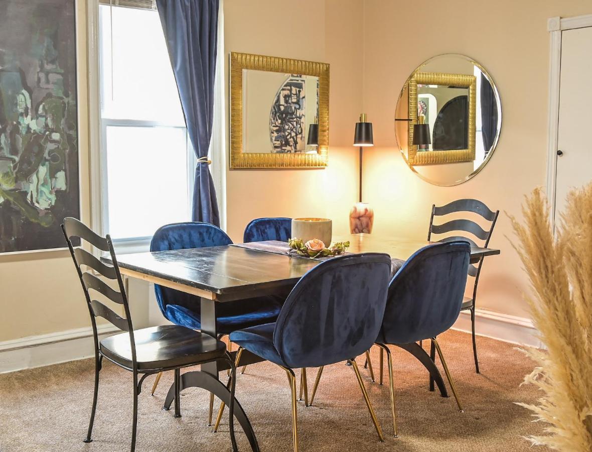 Chic 4br Dwelling With Backyard In