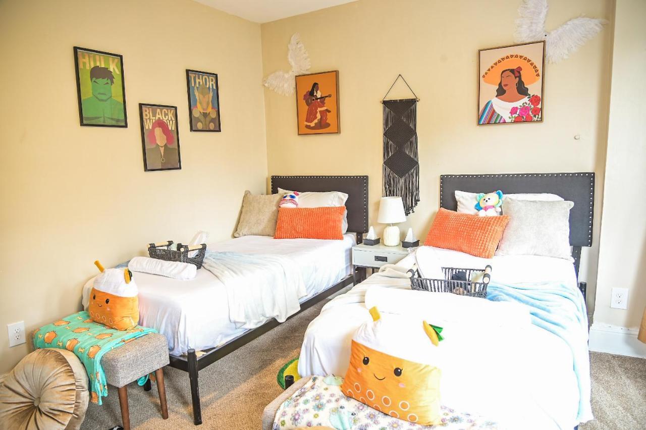 Chic 4br Dwelling With Backyard In * Philadelphia