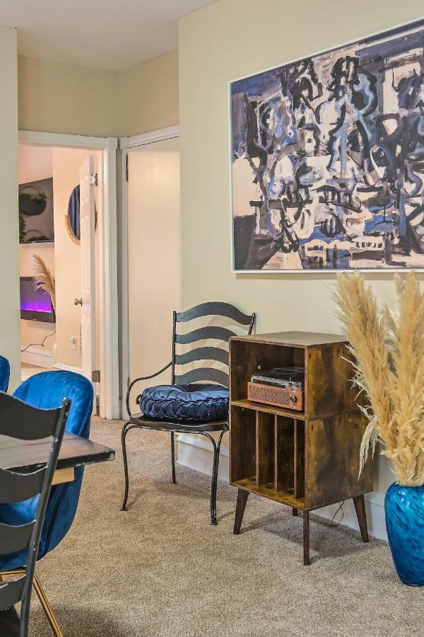 Chic 4br Dwelling With Backyard In Apartment Philadelphia