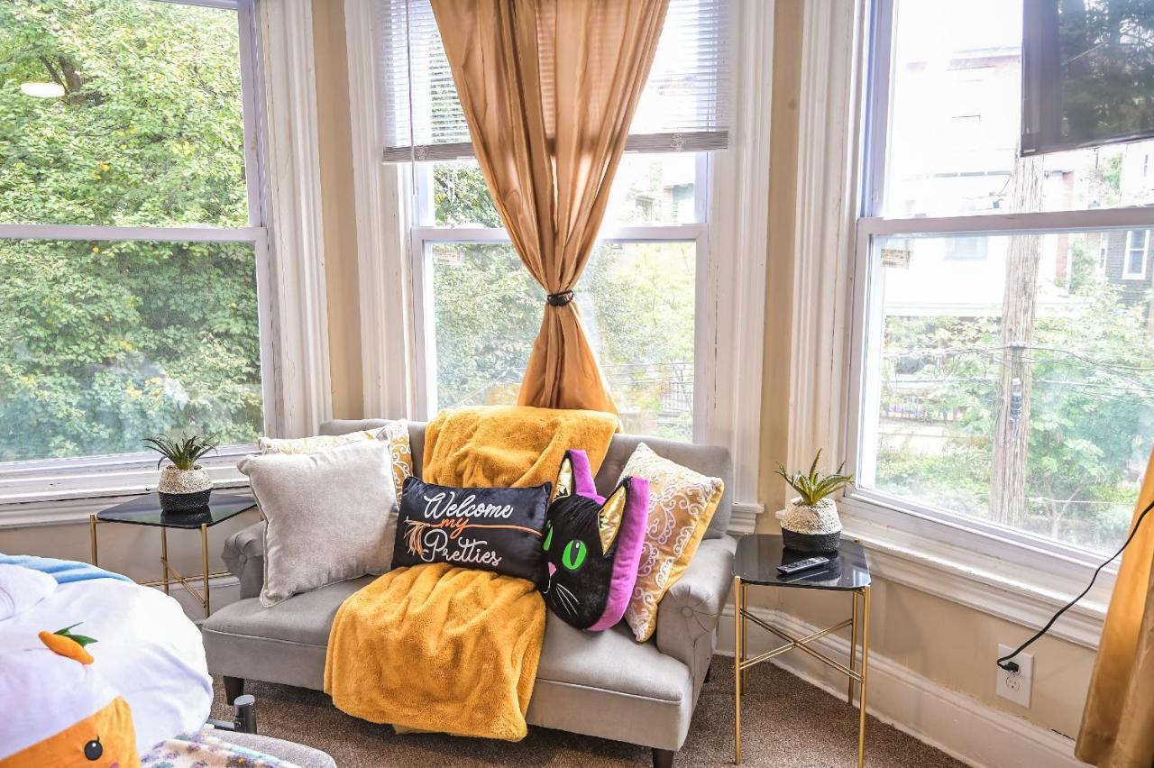 Chic 4br Dwelling With Backyard In