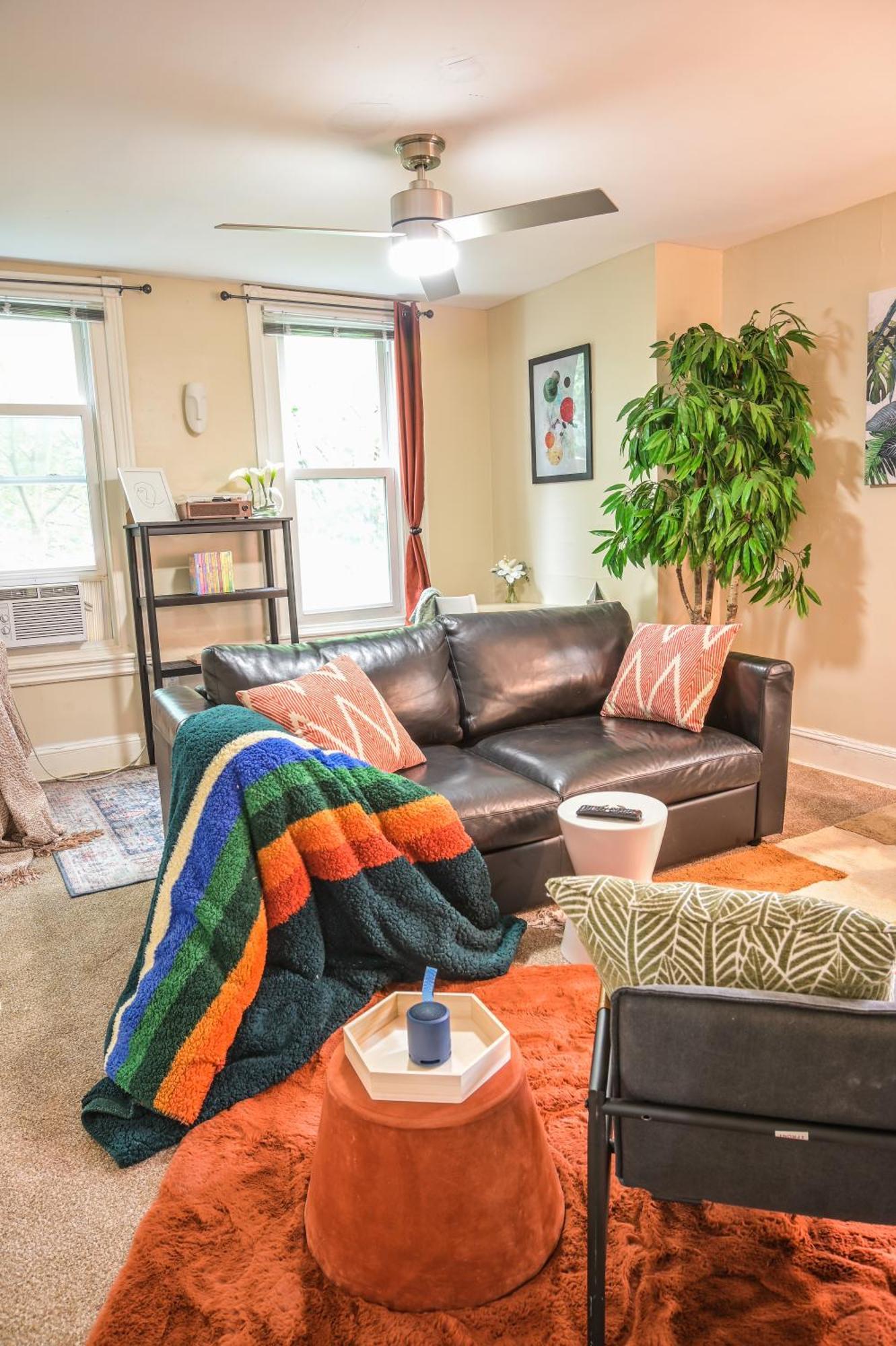 Chic 4br Dwelling With Backyard In Apartment Philadelphia