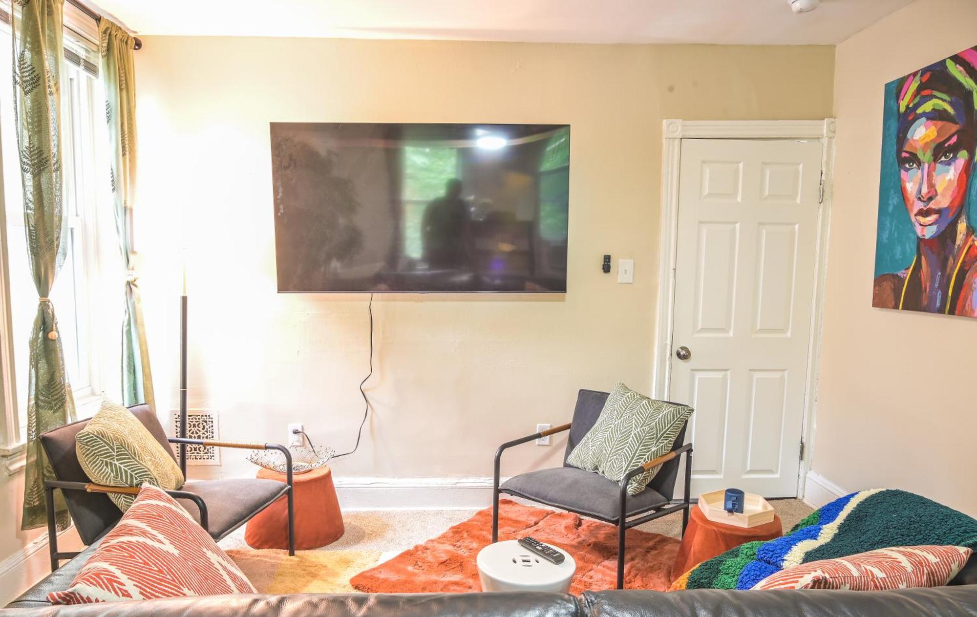 Chic 4br Dwelling With Backyard In *