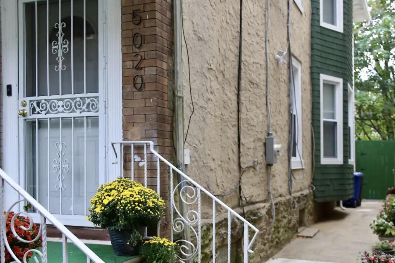 Apartment Chic 4br Dwelling With Backyard In *