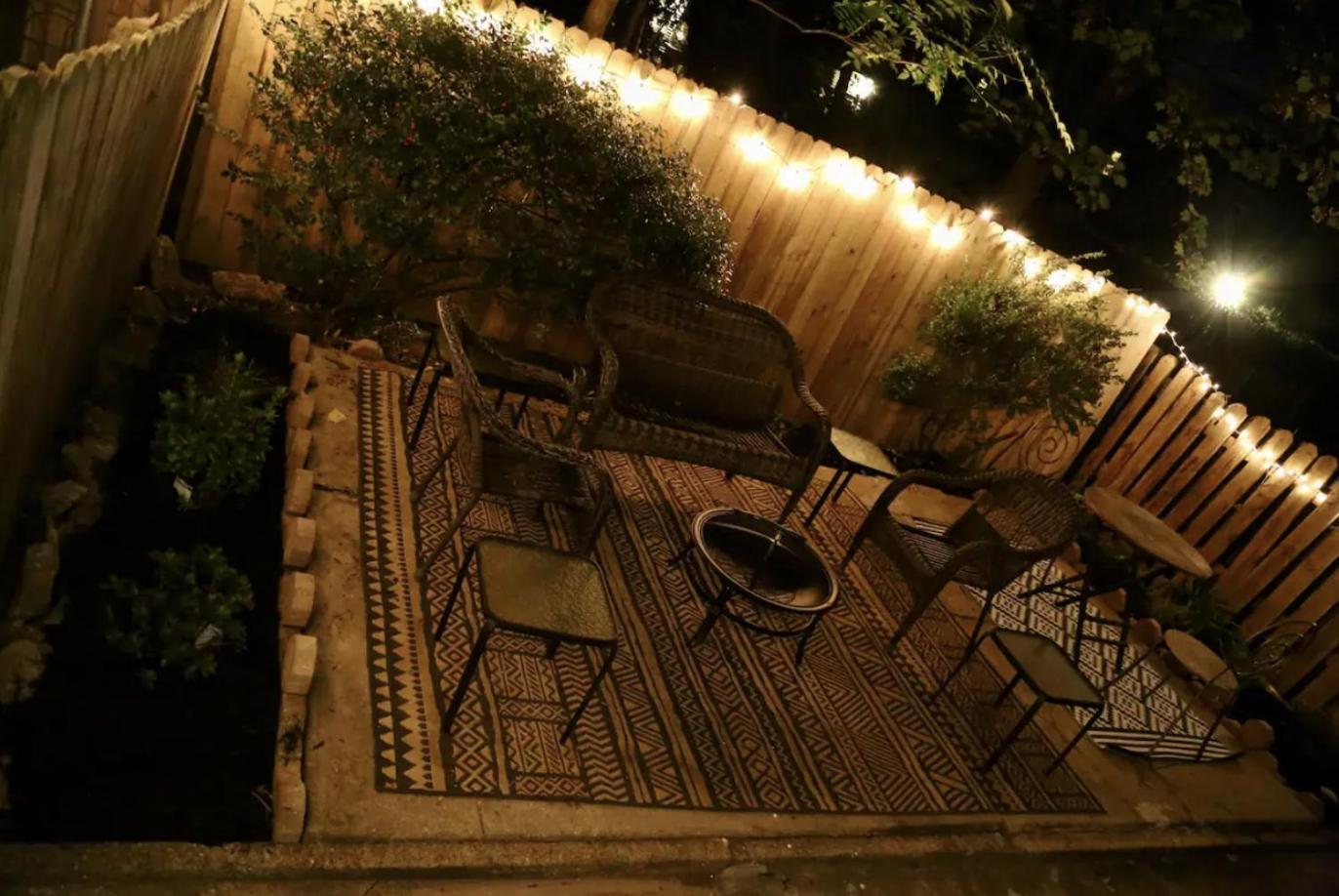 Chic 4br Dwelling With Backyard In Apartment