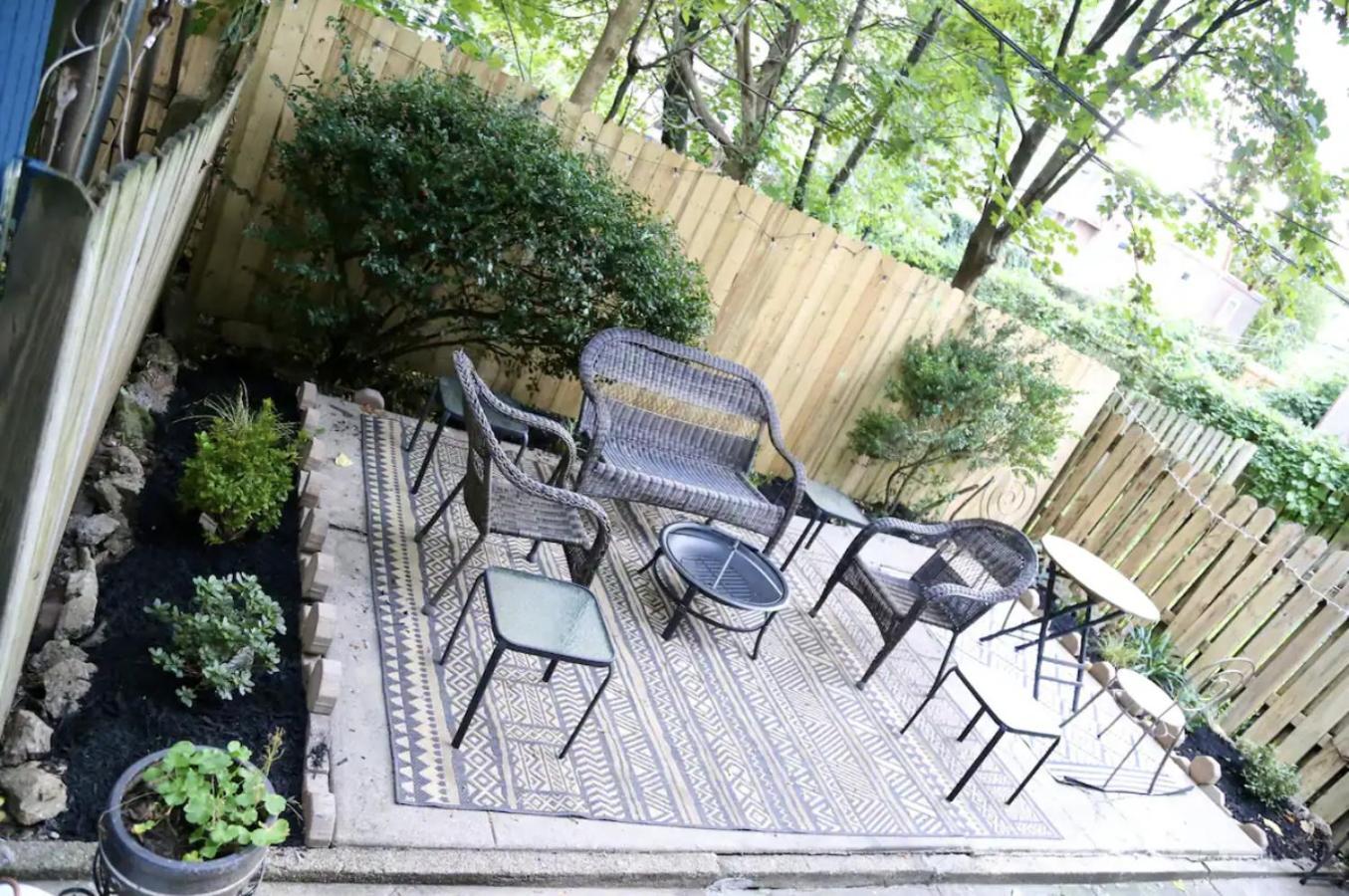 Apartment Chic 4br Dwelling With Backyard In *